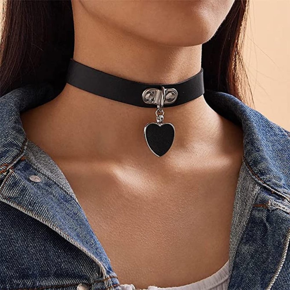 🆕Black Heart Pendant Faux Leather Choker Necklace